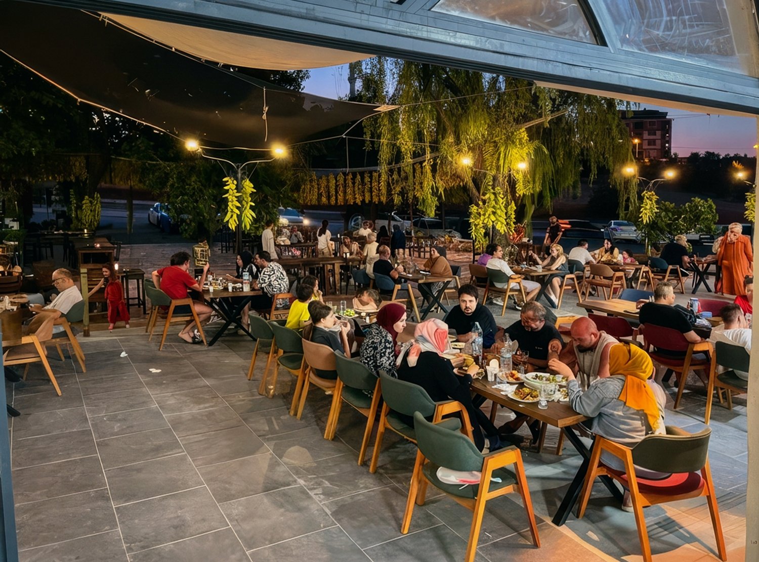 Açık havada dolu sofralar