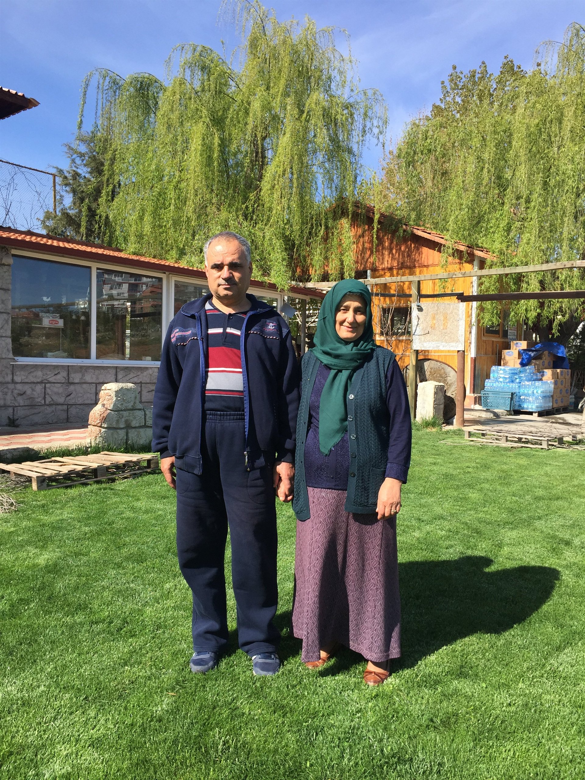 Abdi Baba ailesi bahçede