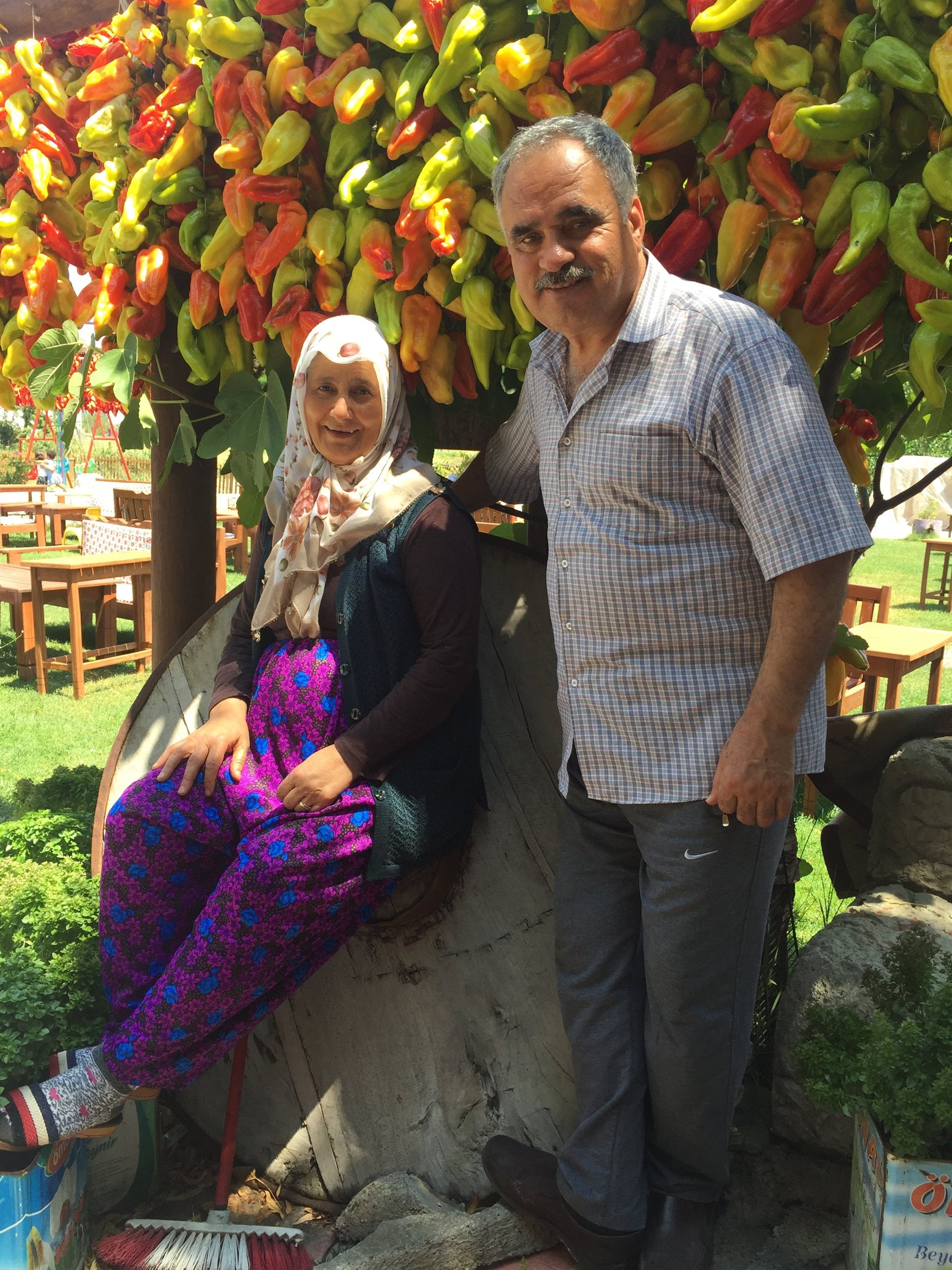 Abdi Baba ailesi biber ağacının altında
